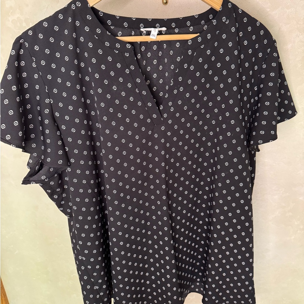 Maurices Black Short Sleeve V-Neck Polka Dot Blouse